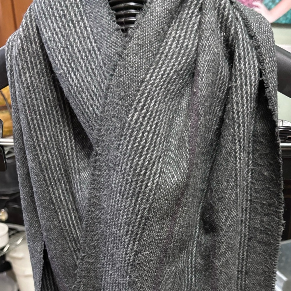 Geoffrey Beene scarf from Italy, beautiful women will in dark gray, great condit - Picture 4 of 4